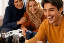 دوربینی که در آگهی بازارک ثبت شده، از صفحهٔ گوشی بیرون می‌آید و به دست خریدار تازه می‌رسد